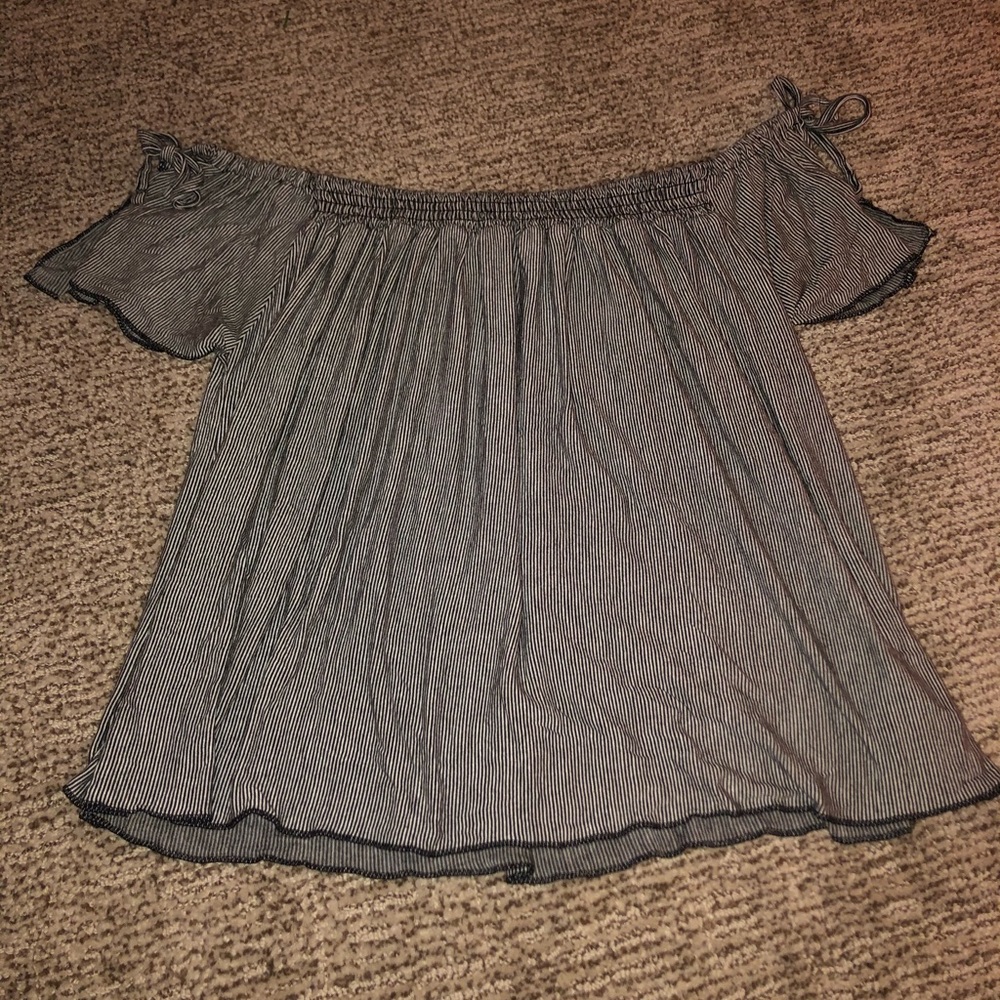 stripped american eagle off the shoulder🤍🖤